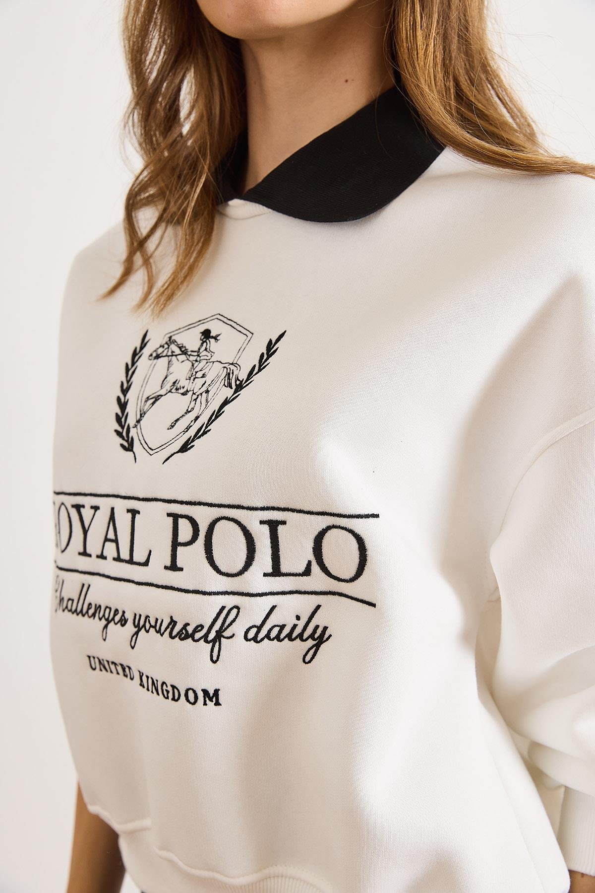 Polo Yaka Nakışlı Şardonlu Sweatshirt Beyaz