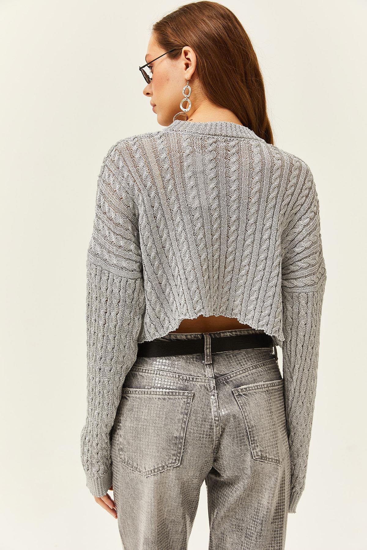 Saç Örgülü Simli Dökümlü Crop Triko Bluz Gri