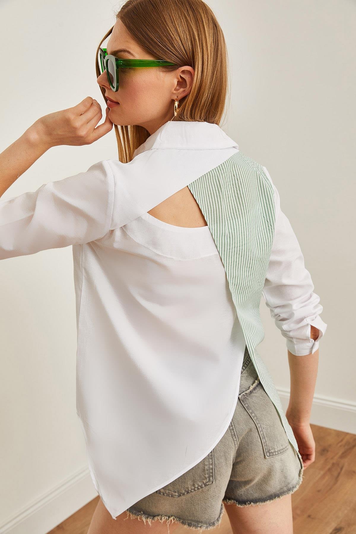 Sırtı Cut Out Detaylı Sambre Oversize Gömlek Yeşil Beyaz