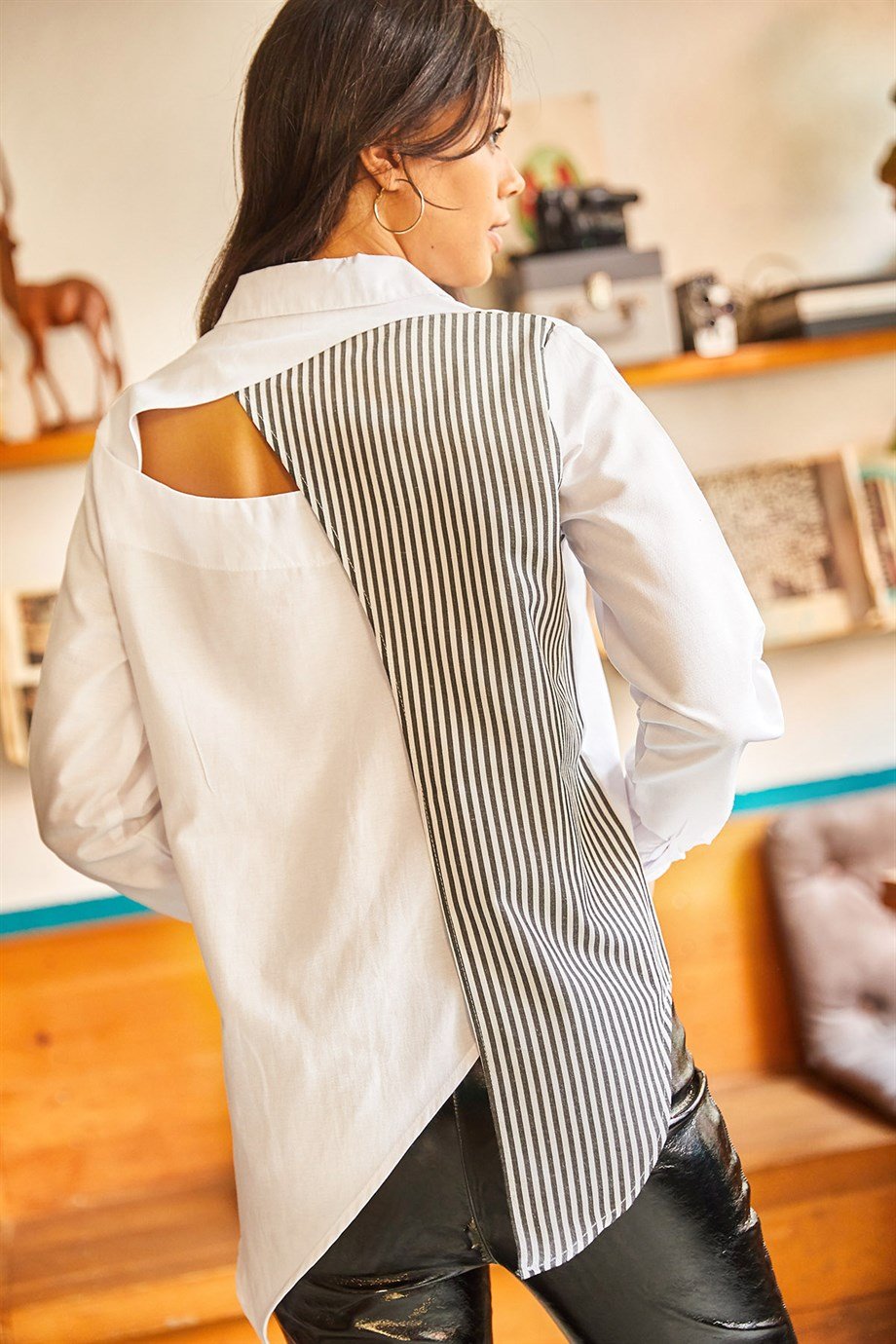 Sırtı Cut Out Detaylı Sambre Oversize Gömlek Siyah Beyaz