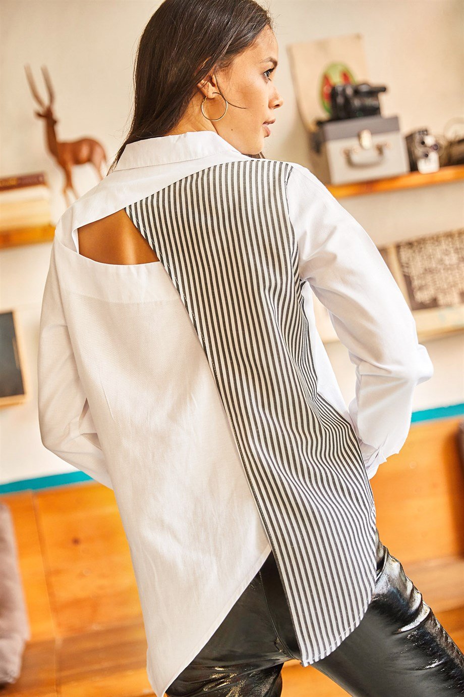 Sırtı Cut Out Detaylı Sambre Oversize Gömlek Siyah Beyaz
