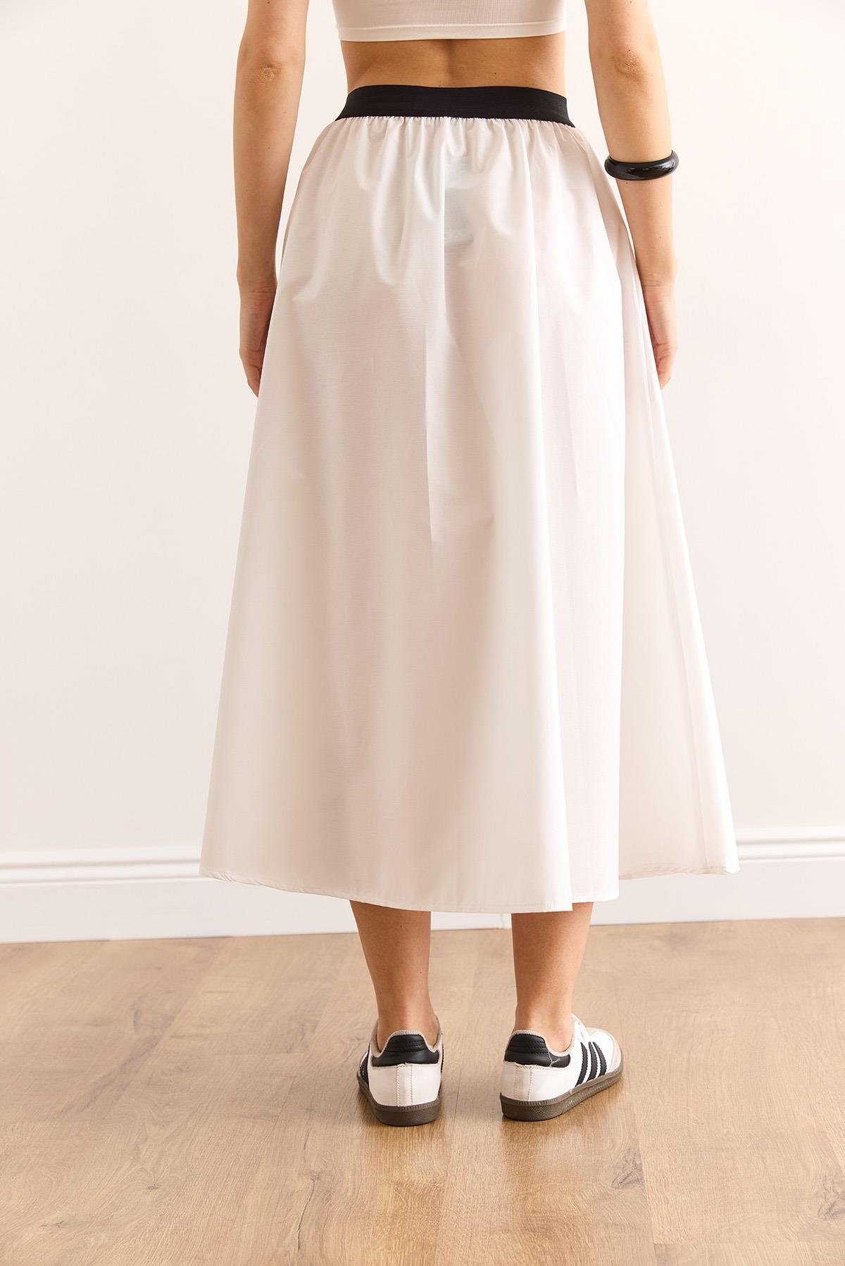 Siyah Bantlı Önü Yırtmaçlı Bağcıklı Midi Çan Etek Beyaz