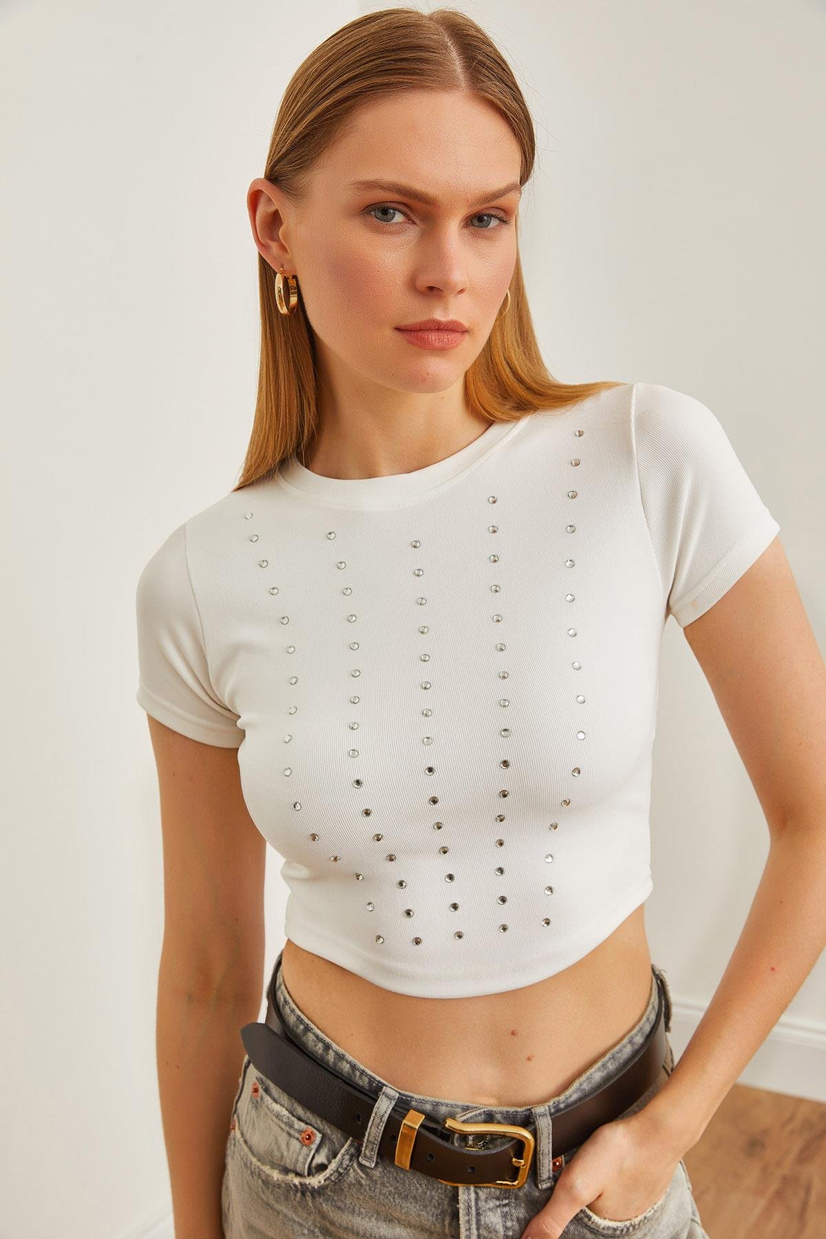 Taş Detaylı İnce Fitilli Crop Bluz Beyaz