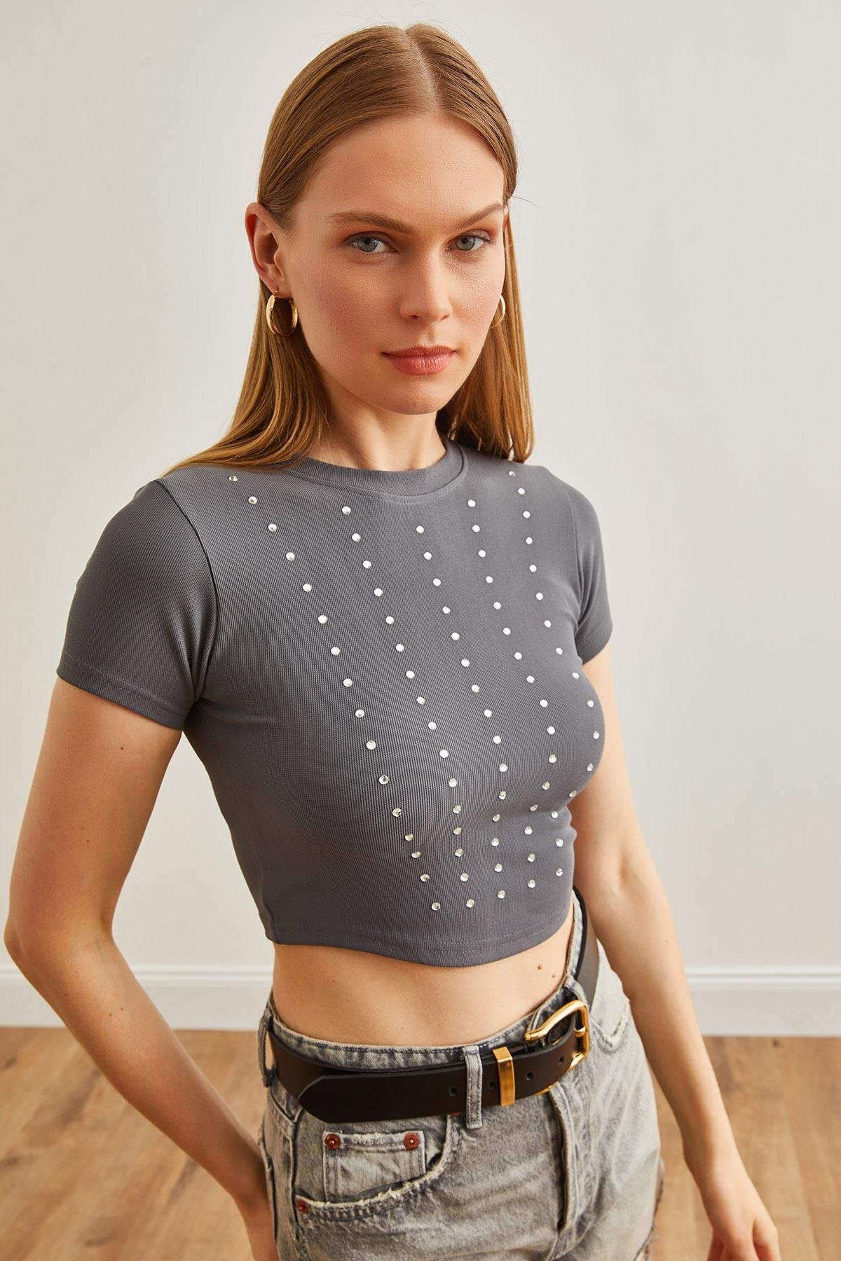 Taş Detaylı İnce Fitilli Crop Bluz Füme
