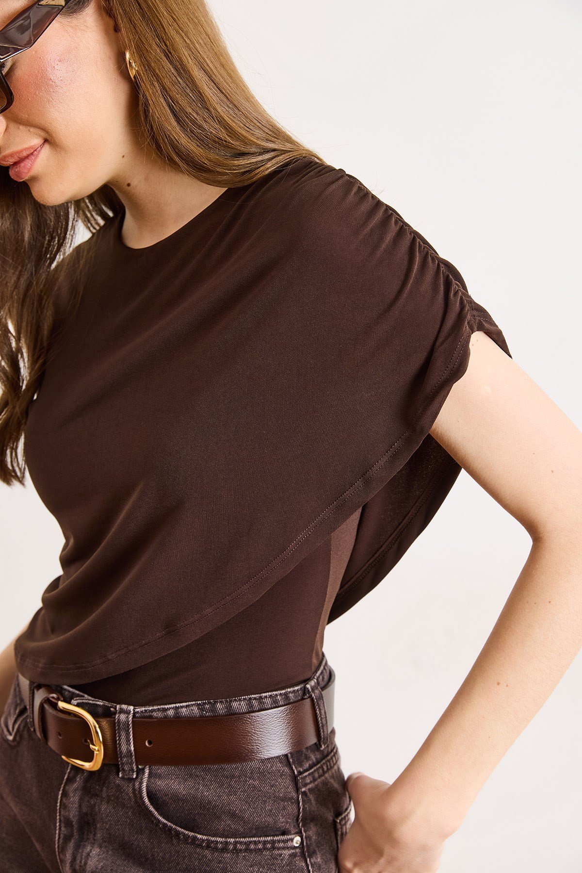 Tek Omuz Drape Detaylı Anvelop Sandy Bluz Kahverengi
