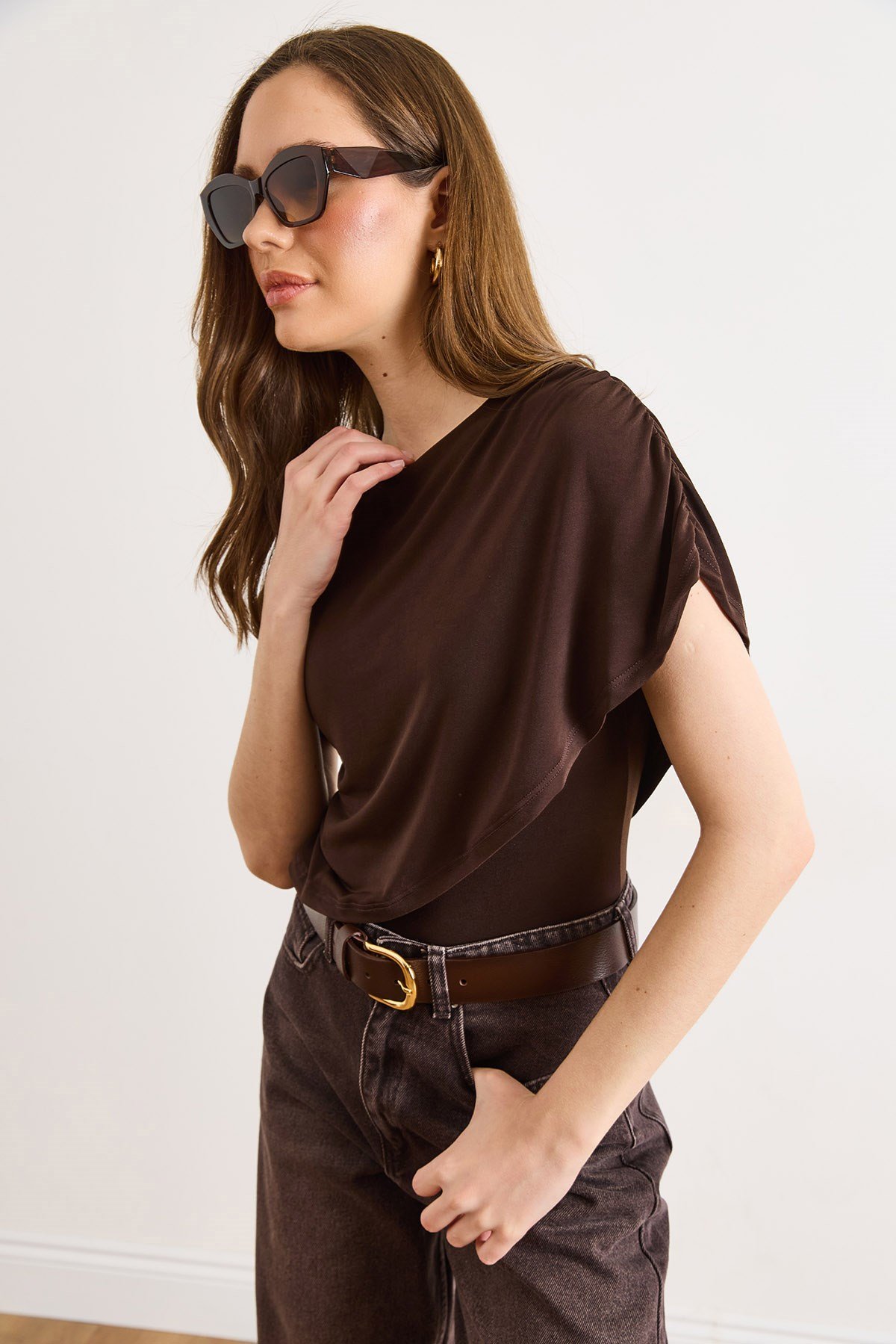 Tek Omuz Drape Detaylı Anvelop Sandy Bluz Kahverengi