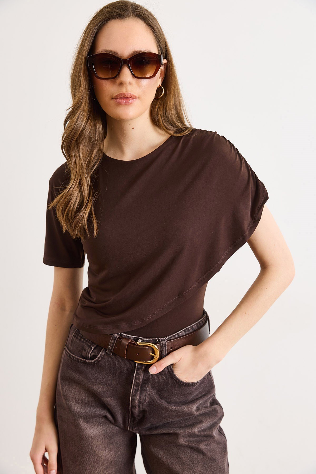 Tek Omuz Drape Detaylı Anvelop Sandy Bluz Kahverengi