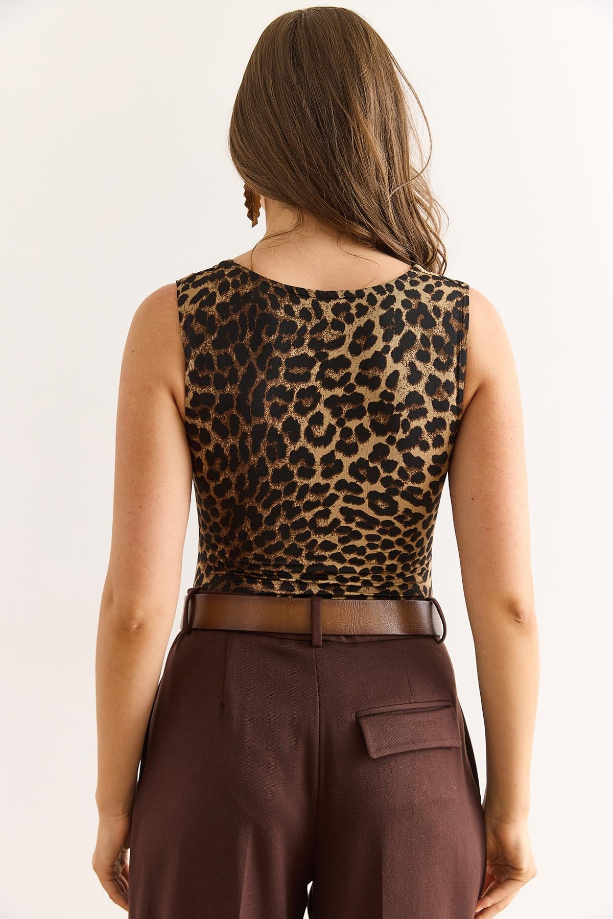 U Yaka Yarıya Kadar Çift Kat Altı Çıtçıtlı Bodysuit Leopar Kahve