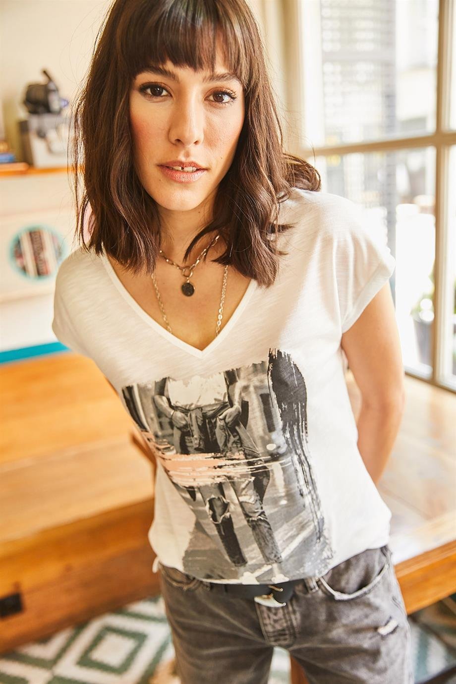 V Yaka Flamlı Baskılı Örme Tişört Ekru Fırça