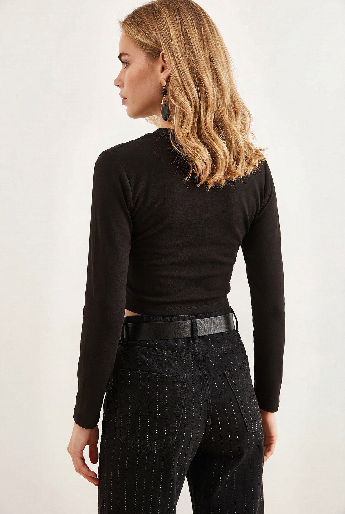 V Yaka Yumuşak Dokulu Crop Bluz Siyah
