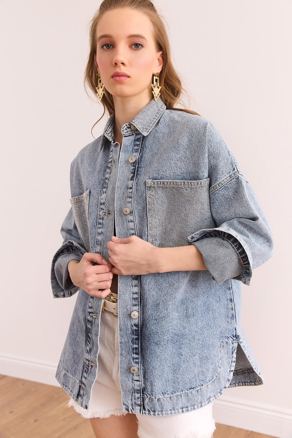 Yaka Cep Taşlı Oversize Pamuk Denim Gömlek Mavi