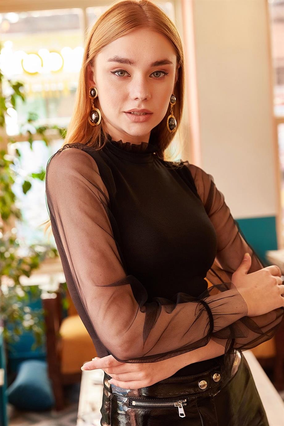 Yaka Detaylı Kolu Tül Bluz Siyah