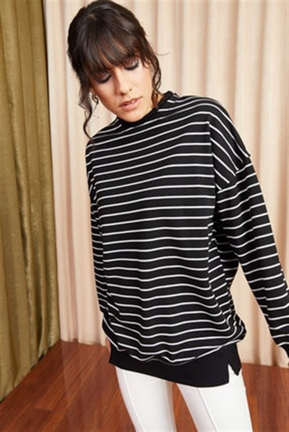 Yaka Detaylı Yumuşak Dokulu Salaş Sweatshirt Siyah