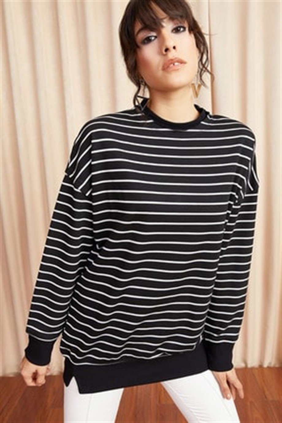 Yaka Detaylı Yumuşak Dokulu Salaş Sweatshirt Siyah