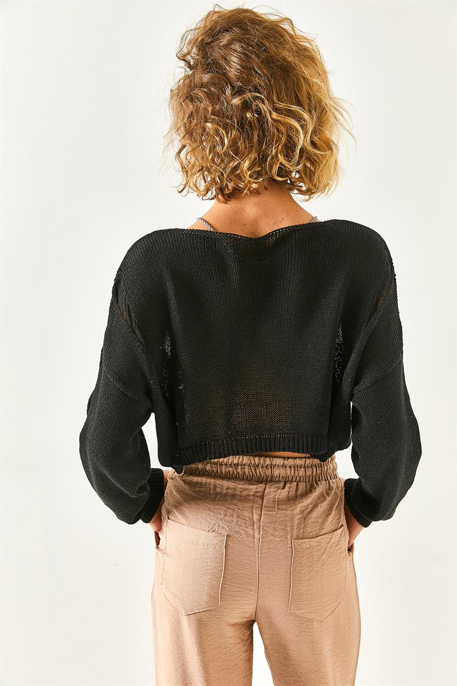 Yaka ve Kol Detaylı Ajurlu Crop Triko Bluz Siyah