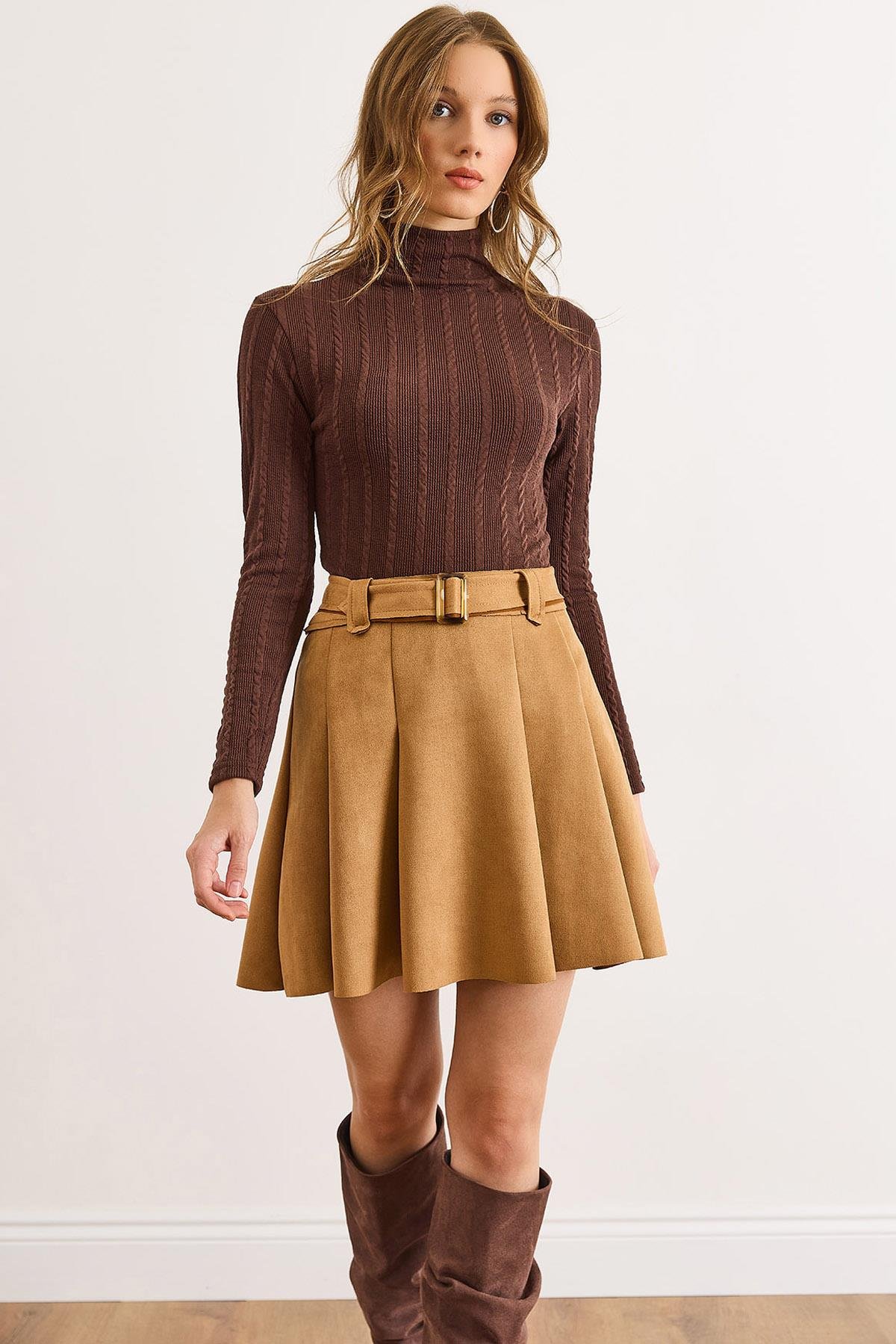 Yanı Fermuarlı Kemerli Pilise Mini Süet Etek Camel