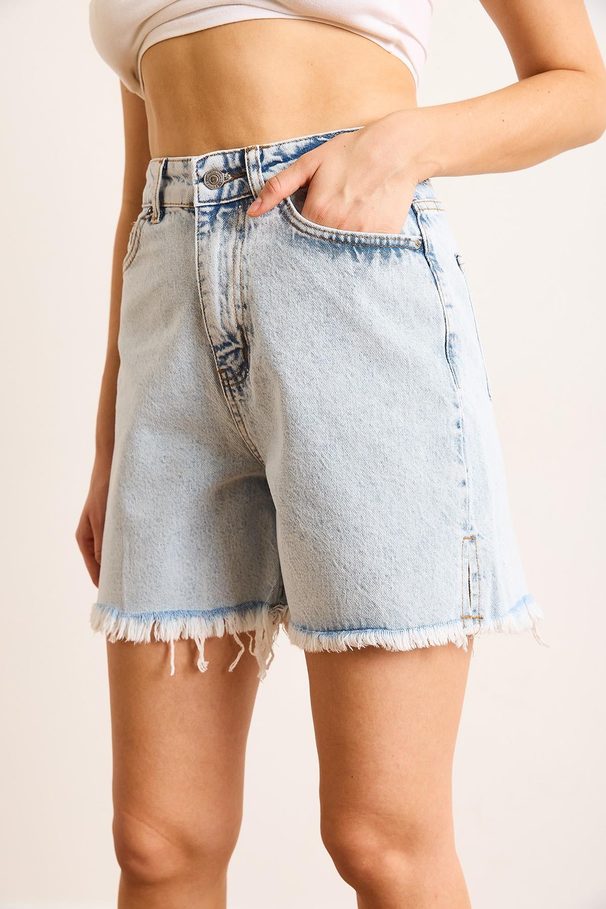 Yanı Yırtmaç Detaylı Püsküllü Denim Şort Açık Mavi