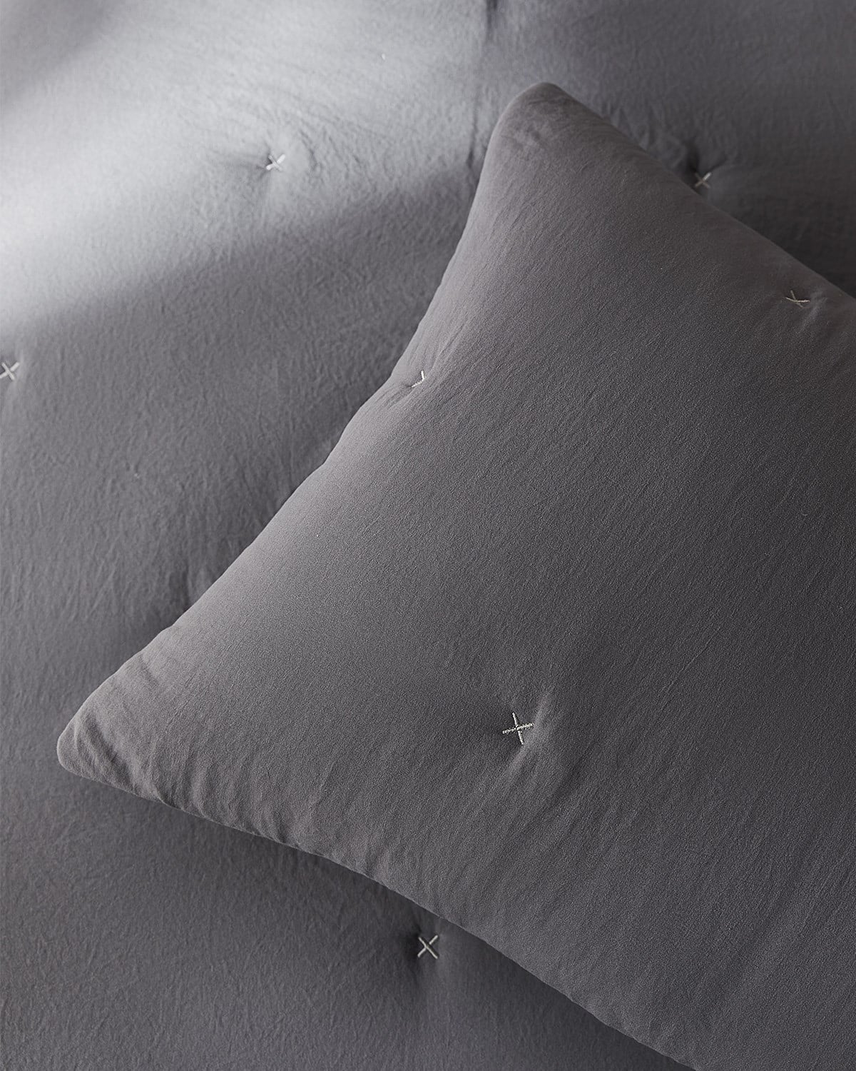 Nakışlı Antrasit Tek Kişilik Yatak Örtüsü Seti 1 Adet 180 x 230 / 1 Adet 50 x 70 cm