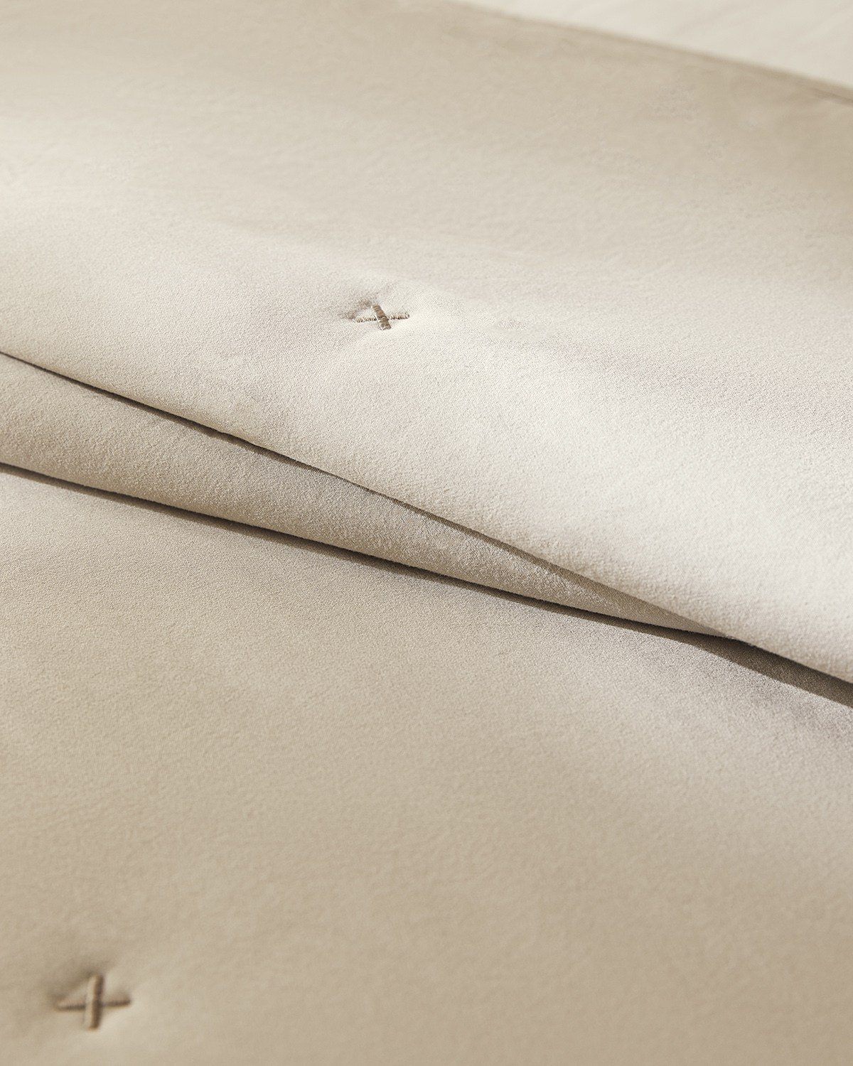 Nakışlı Bej Çift Kişilik Yatak Örtüsü Seti 1 Adet 250 x 230 / 2 Adet 50 x 70 cm