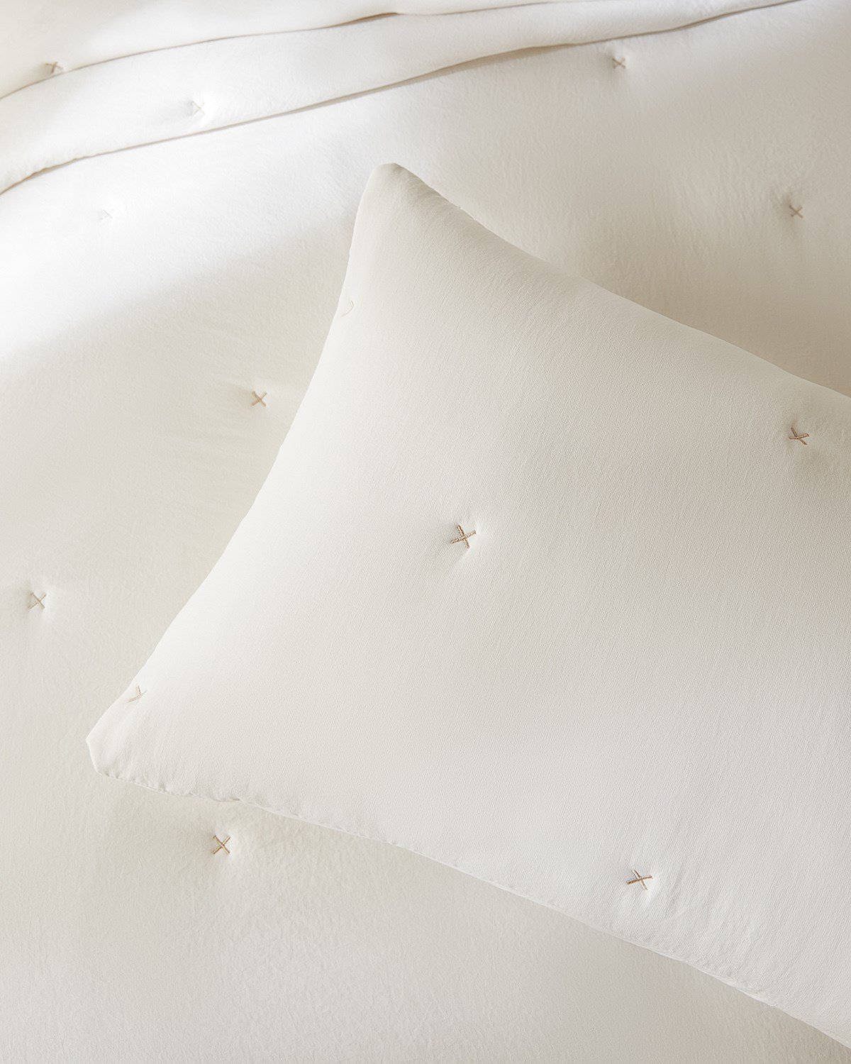 Nakışlı Ekru Çift Kişilik Yatak Örtüsü Seti 1 Adet 250 x 230 / 2 Adet 50 x 70 cm
