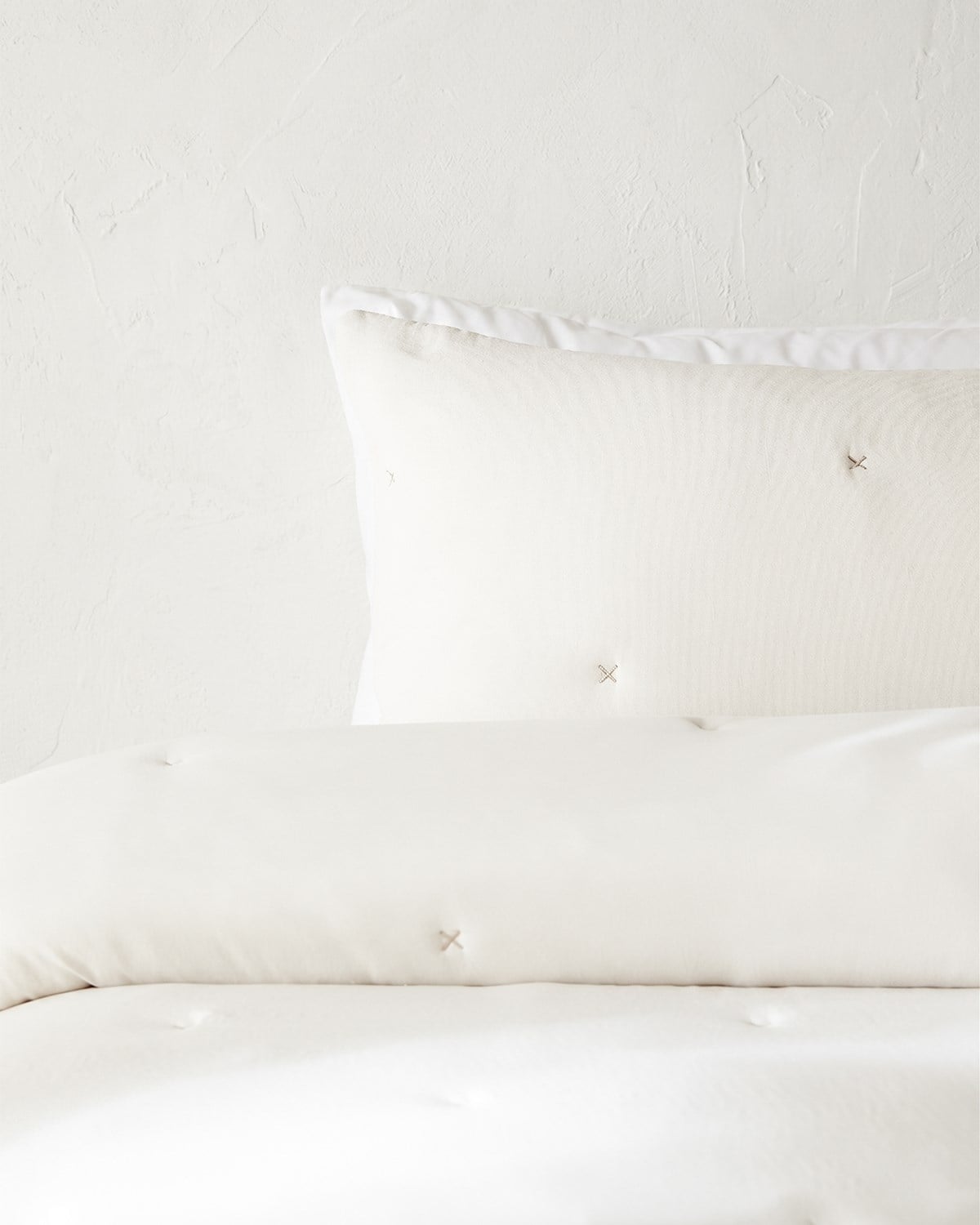 Nakışlı Ekru Çift Kişilik Yatak Örtüsü Seti 1 Adet 250 x 230 / 2 Adet 50 x 70 cm