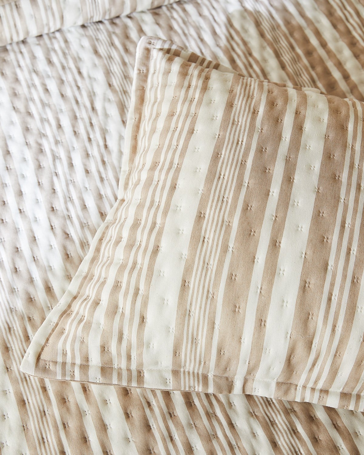 Pamuklu Kaapitoneli Bej Renk Çizgi Desen Tek Kişilik Yatak Örtüsü Seti 1 Adet 160 x 230 / 1 Adet 50 x 70 cm
