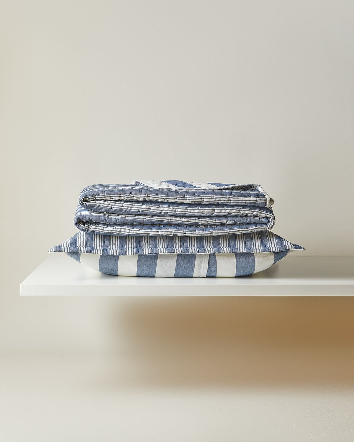 Pamuklu Kaapitoneli Lacivert Renk Çizgi Desen Tek Kişilik Yatak Örtüsü Seti 1 Adet 180 x 230 / 1 Adet 50 x 70 cm