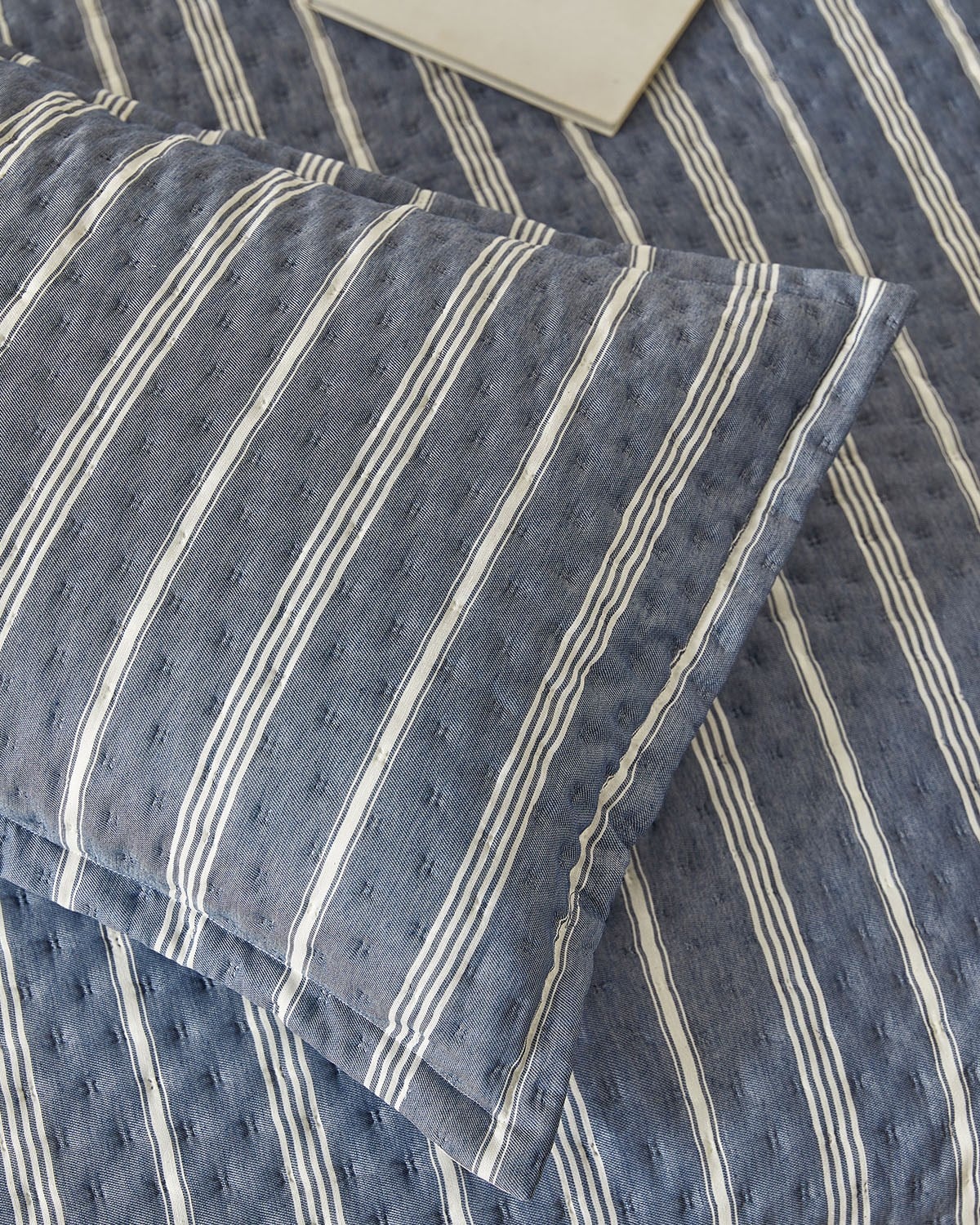 Pamuklu Kaapitoneli Lacivert Renk Çizgi Desen Tek Kişilik Yatak Örtüsü Seti 1 Adet 180 x 230 / 1 Adet 50 x 70 cm