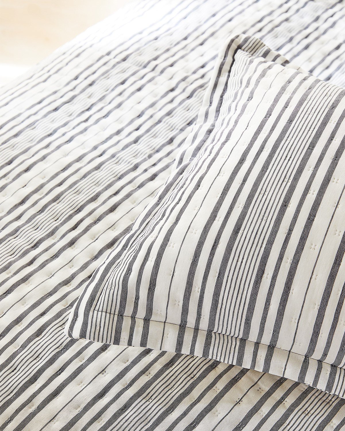 Pamuklu Kapitoneli Antrasit Renk Çizgi Desen Tek Kişilik Yatak Örtüsü Seti 1 Adet 180 x 230 / 1 Adet 50 x 70 cm