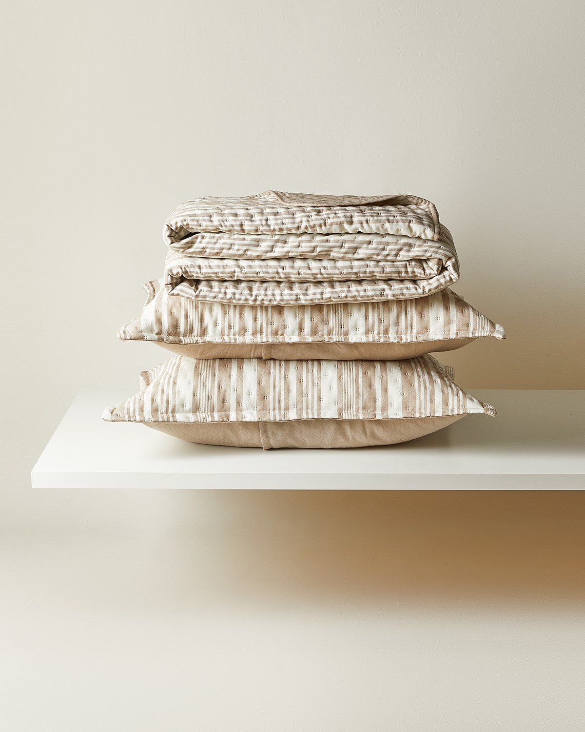 Pamuklu Kapitoneli Bej Renk Çizgi Desen Çift Kişilik Yatak Örtüsü Seti 1 Adet 250 x 230 / 2 Adet 50 x 70 cm
