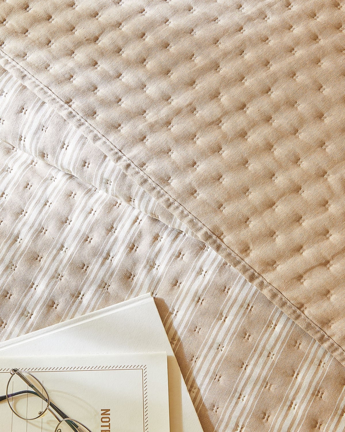 Pamuklu Kapitoneli Bej Renk Çizgi Desen Çift Kişilik Yatak Örtüsü Seti 1 Adet 250 x 230 / 2 Adet 50 x 70 cm