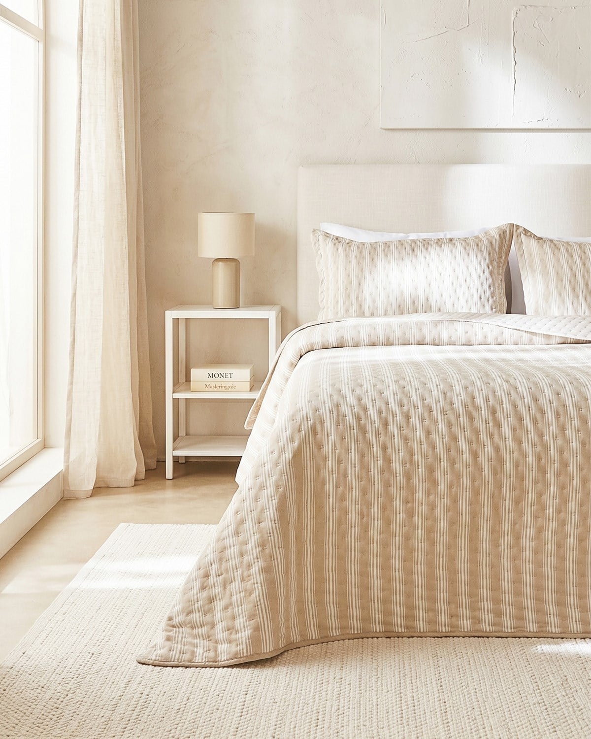 Pamuklu Kapitoneli Bej Renk Çizgi Desen Çift Kişilik Yatak Örtüsü Seti 1 Adet 250 x 230 / 2 Adet 50 x 70 cm