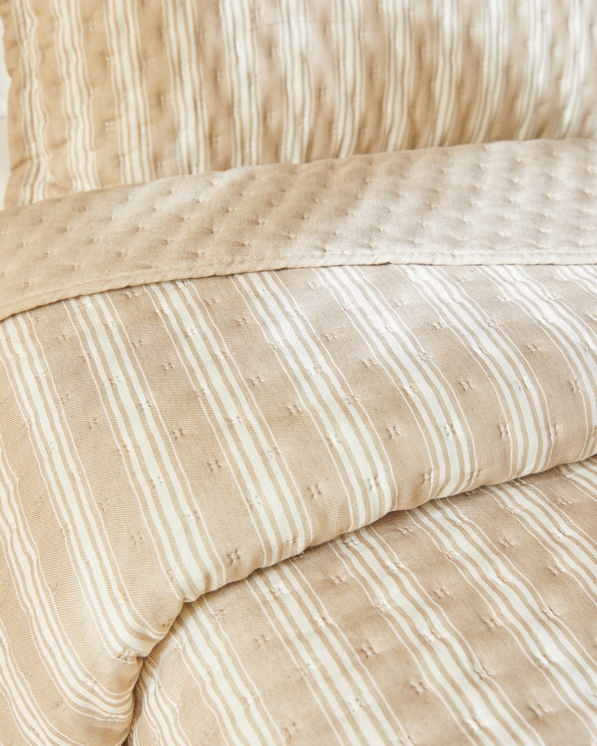 Pamuklu Kapitoneli Bej Renk Çizgi Desen Çift Kişilik Yatak Örtüsü Seti 1 Adet 250 x 230 / 2 Adet 50 x 70 cm