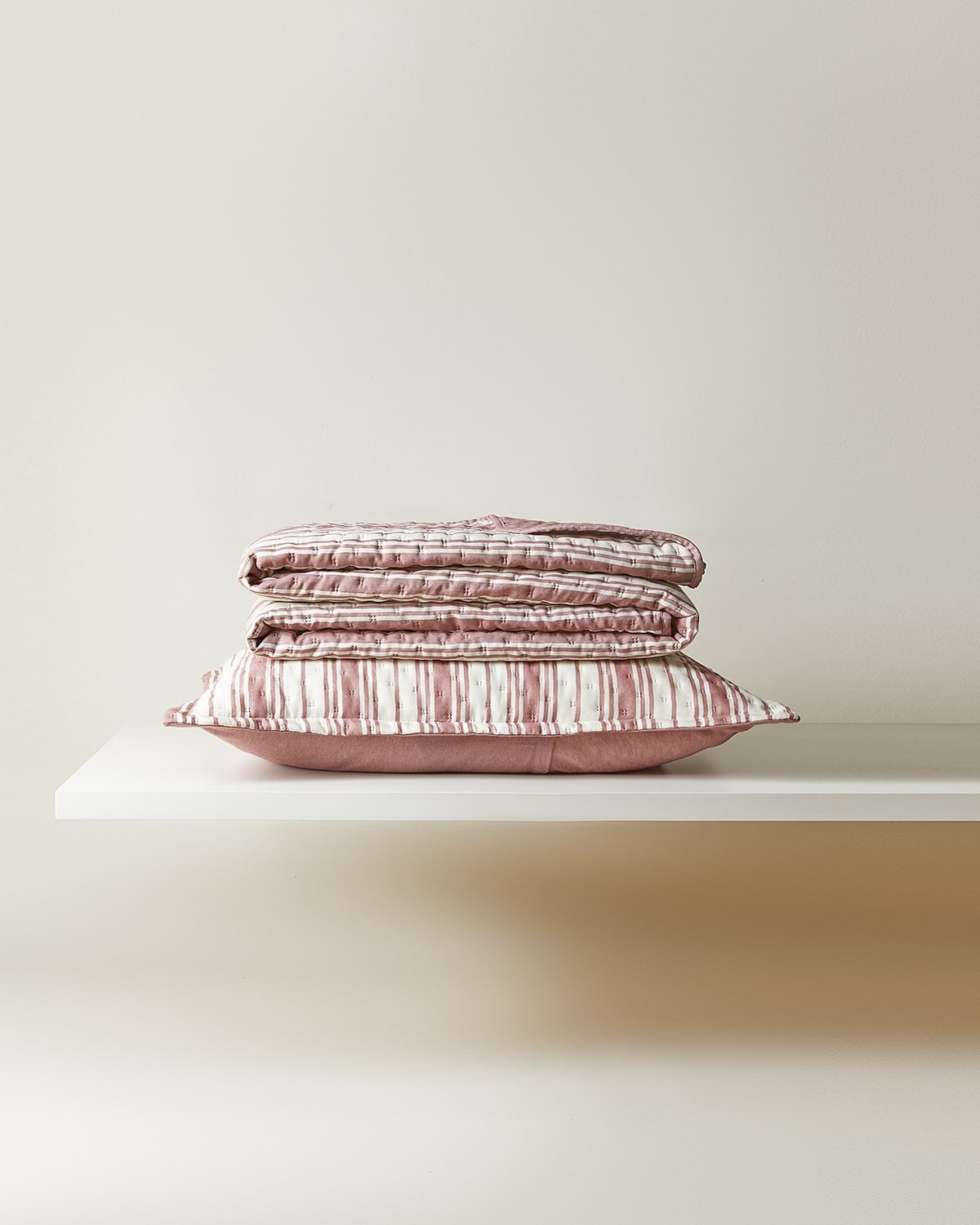 Pamuklu Kapitoneli Bordo Renk Çizgi Desen Tek Kişilik Yatak Örtüsü Seti 1 Adet 180 x 230 / 1 Adet 50 x 70 cm