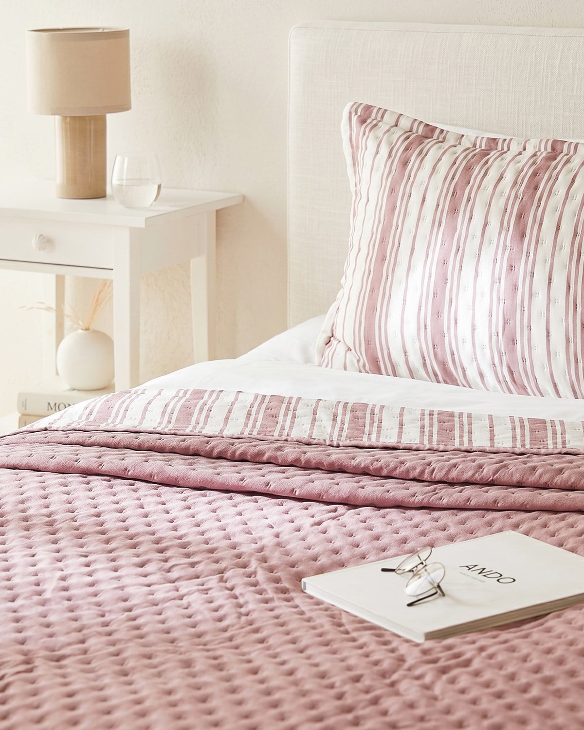 Pamuklu Kapitoneli Bordo Renk Çizgi Desen Çift Kişilik Yatak Örtüsü Seti 1 Adet 250 x 230 / 2 Adet 50 x 70 cm