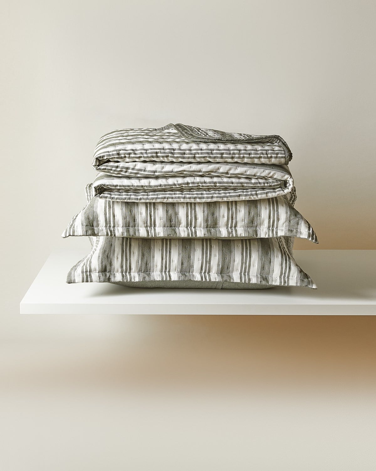 Pamuklu Kapitoneli Haki Renk Çizgi Desen Çift Kişilik Yatak Örtüsü Seti 1 Adet 250 x 230 / 2 Adet 50 x 70 cm