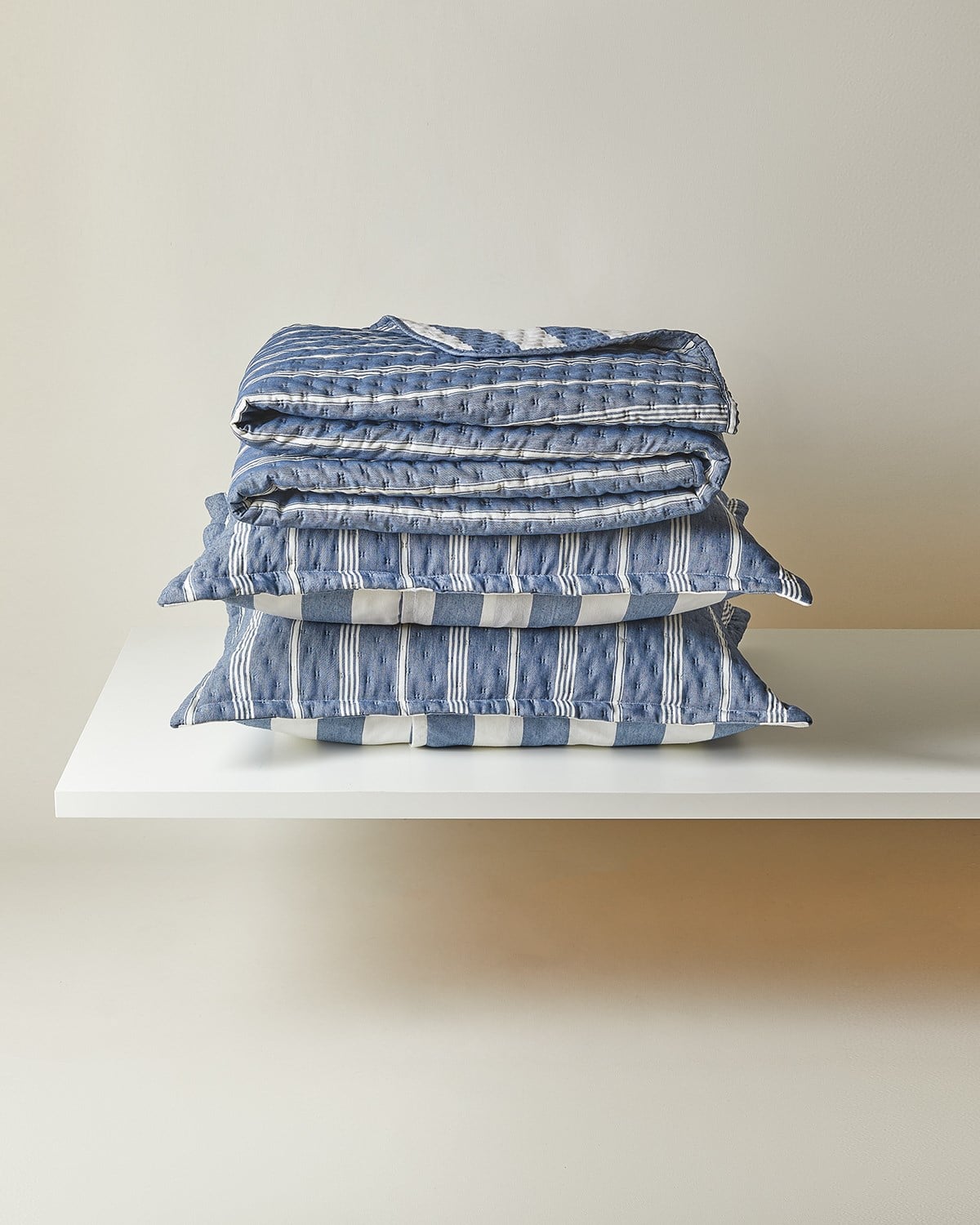 Pamuklu Kapitoneli Lacivert Renk Çizgi Desen Çift Kişilik Yatak Örtüsü Seti 1 Adet 250 x 230 / 2 Adet 50 x 70 cm