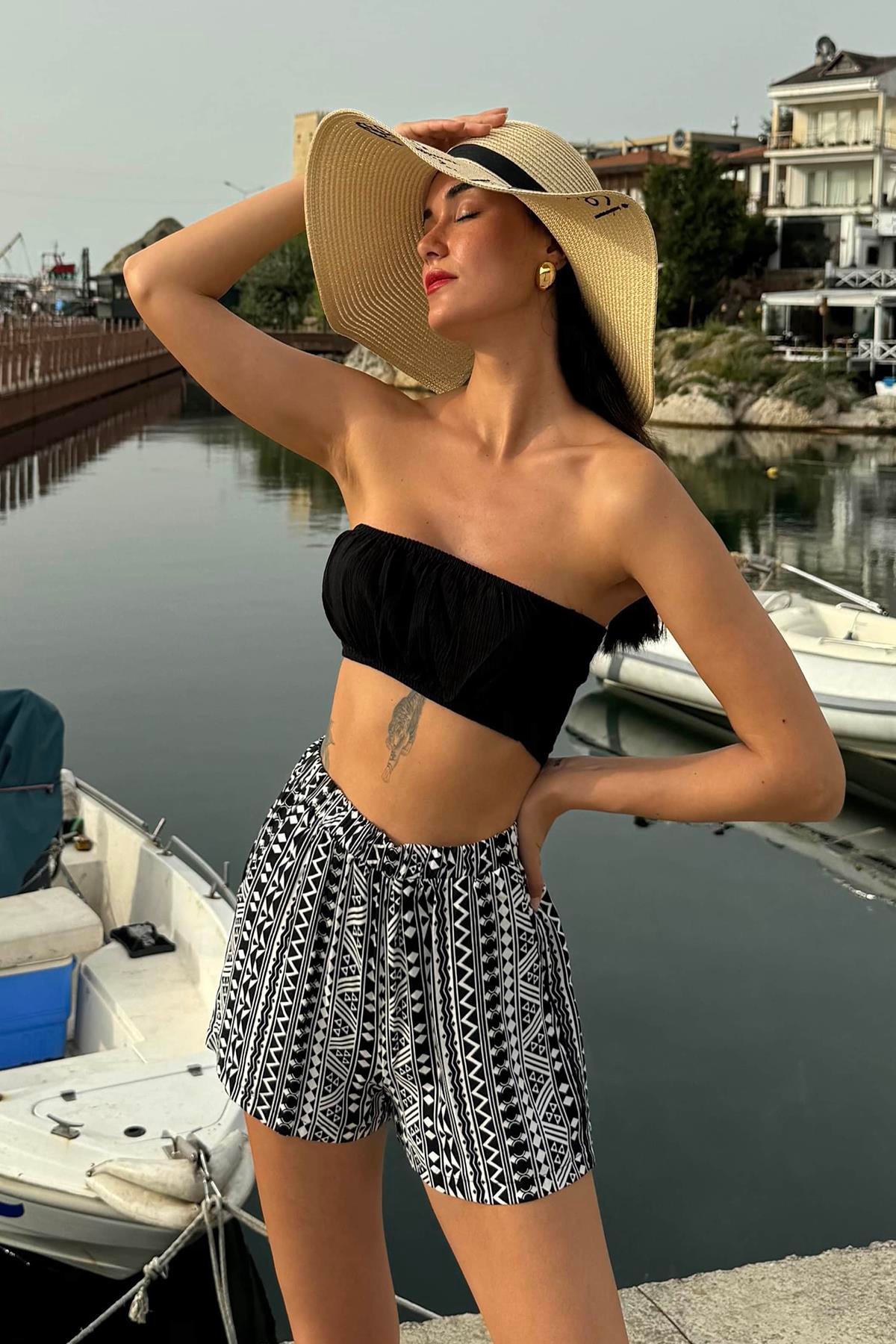 For You Beachwear Desenli Bustiyer Siyah-Beyaz ŞortTakım For You Beachwear Desenli Bustiyer Siyah-Beyaz ŞortTakım