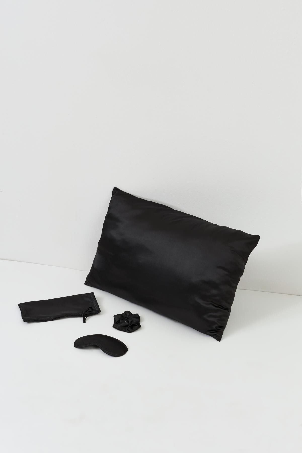 For You Home 5 li Uyku Gözlüklü Siyah Yastık kılıfı Seti  For You Home 5'li Uyku Gözlüklü Siyah Yastık kılıfı Seti