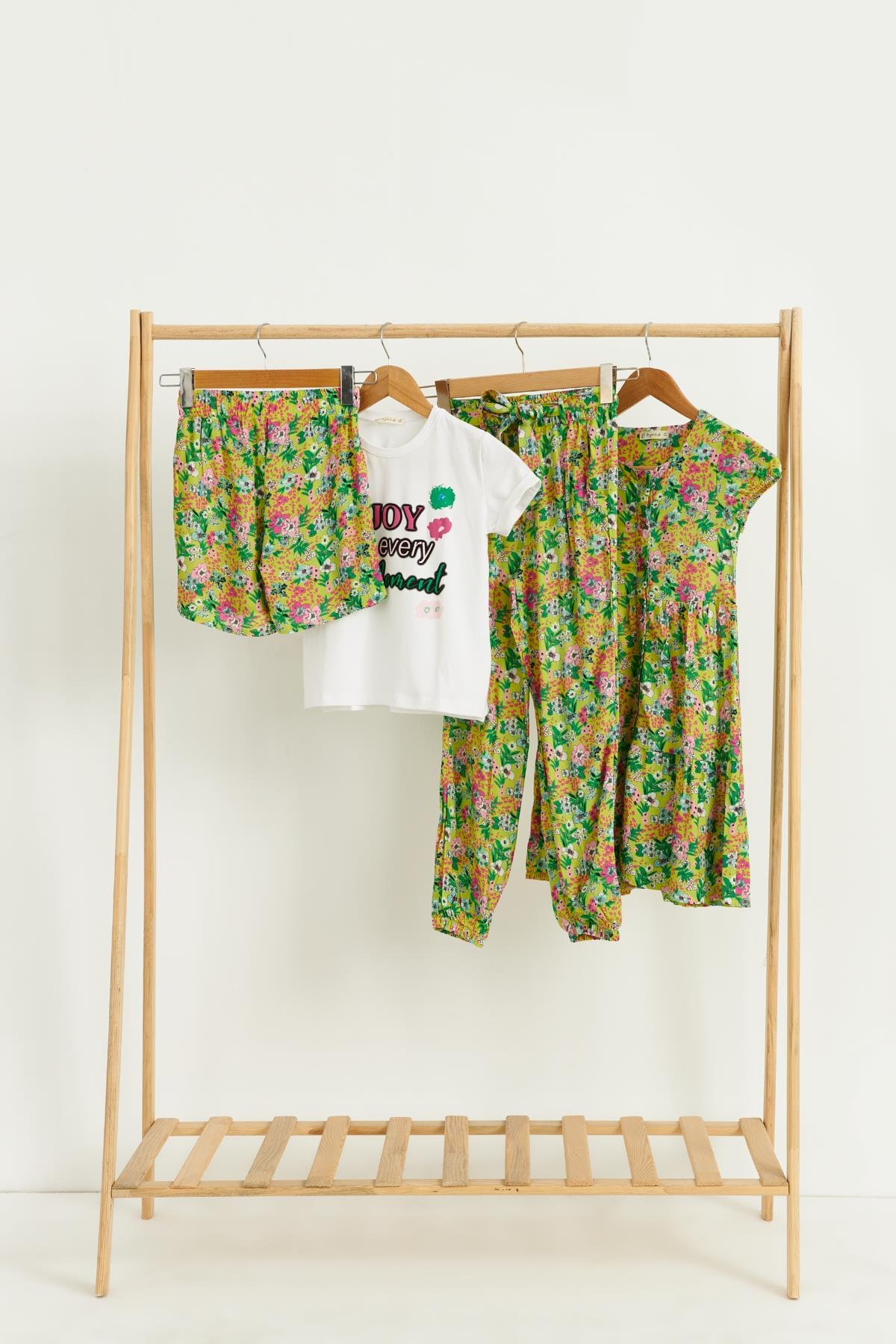 4'lü Tshirt Elbise Pantolon Şort Yeşil Takım For You Kids 4'lü Tshirt Elbise Pantolon Şort Yeşil Takım