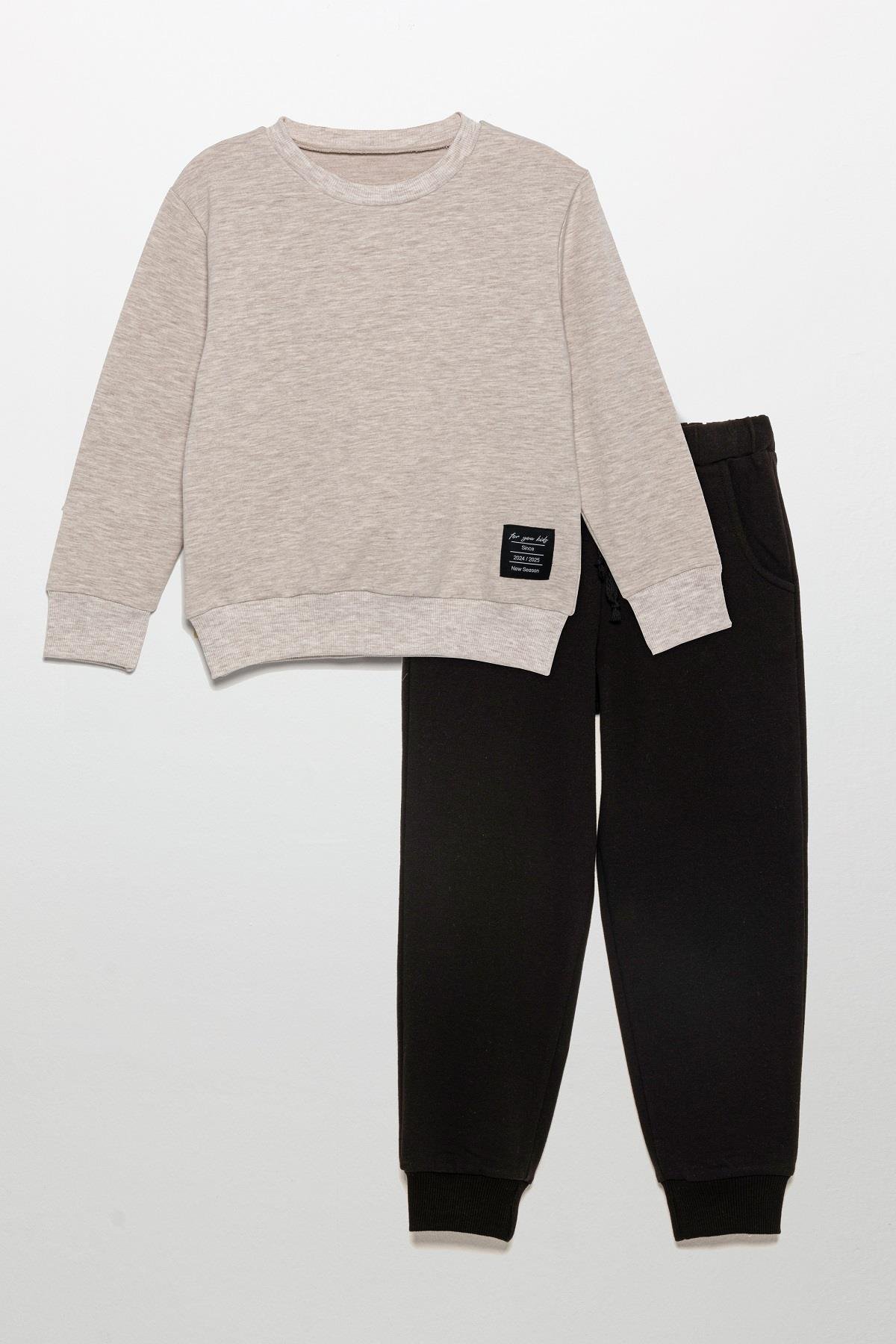 For You Kids Etiket Detaylı Sweatshirt Jogger Taş Alt Üst Takım For You Kids Etiket Detaylı Sweatshirt Jogger Taş Alt Üst Takım