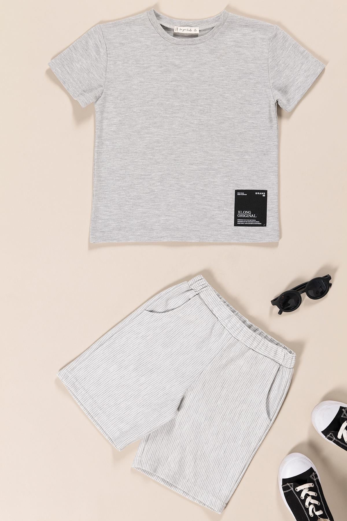 For You Kids marka geniş etiket detaylı gri erkek çocuk t-shirt şort takımı, şıklığı ve rahatlığı bir arada sunuyor. Kaliteli kumaşı ve modern tasarımı ile çocuğunuzun tarzını tamamlıyor. Şimdi foryoumoda.com.tr'de! For You Kids Geniş Etiket Detaylı Erkek Çocuk T-Shirt Şort Takım | Gri