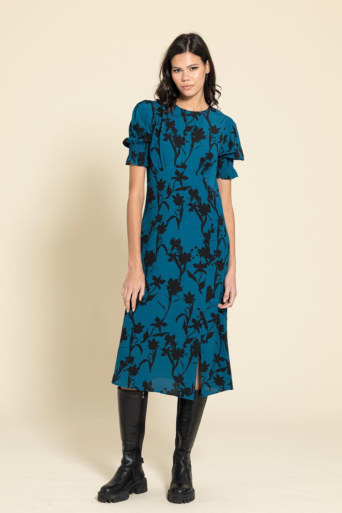 For You Moda Kol Büzgülü Yırtmaçlı Çiçekli Saks Elbise For You Moda Kol Büzgülü Yırtmaçlı Çiçekli Saks Elbise