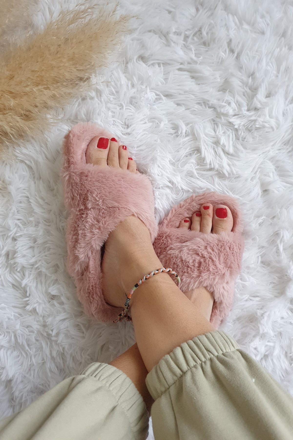 Çapraz Bantlı Tüylü Ev Terliği Pembe