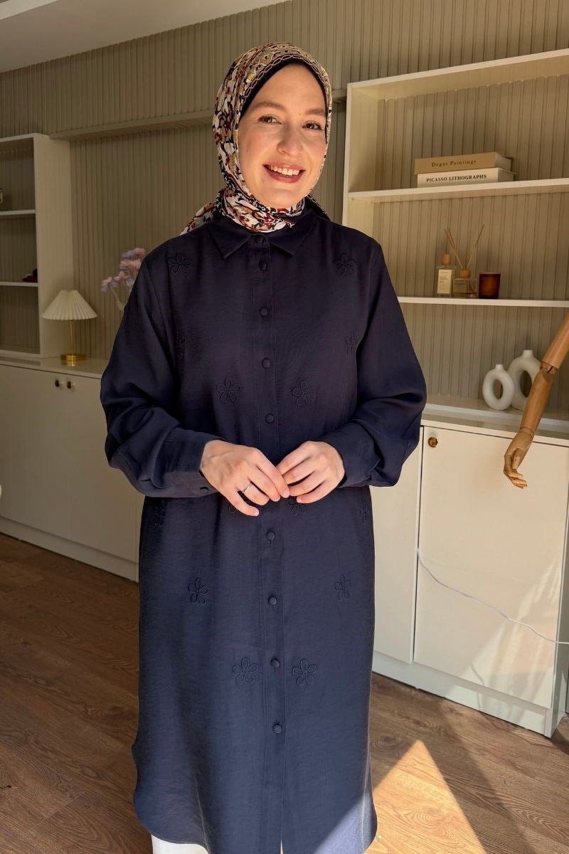 Önü Çiçek Nakışlı Tensel Tunik Lacivert
