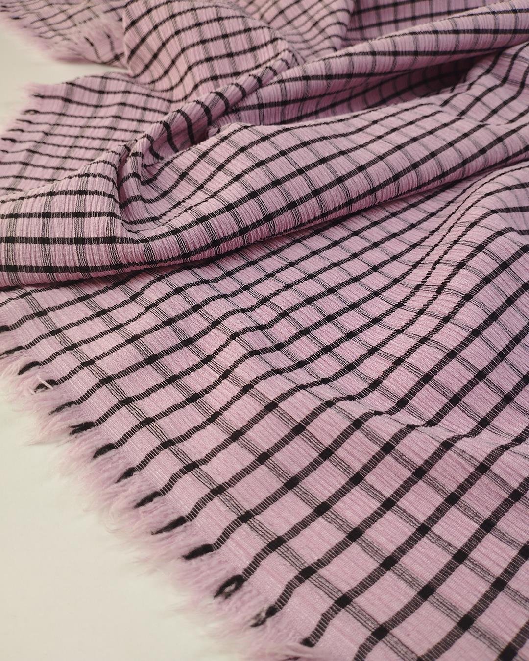 Pembe Siyah Renklerde Bürümcüklü Jarse
 En: 160 cm