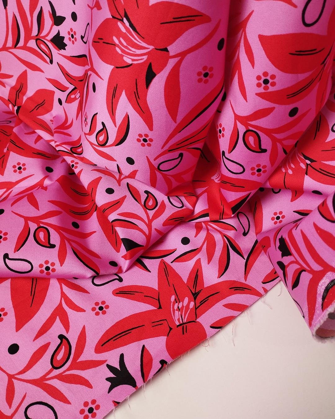Pembe Kırmızı Siyah Çiçekli Esnek Pamuklu (En  140 cm x Boy  240 cm)