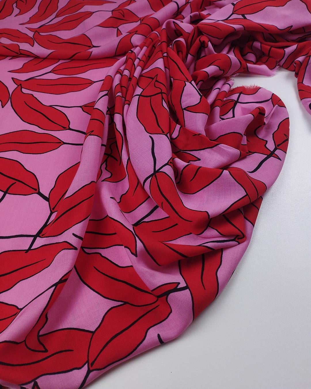 Pembe Üzeri Kırmızı Desenli Viskon Vual (En  140 cm x Boy  310 cm)