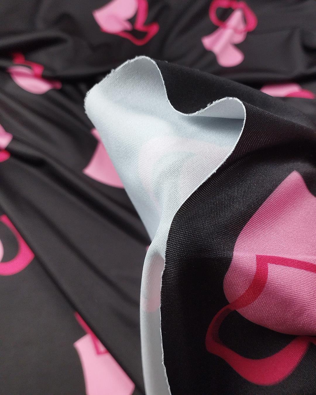Siyah Üzeri Pembe Kalp Desenli Jarse En: 140 