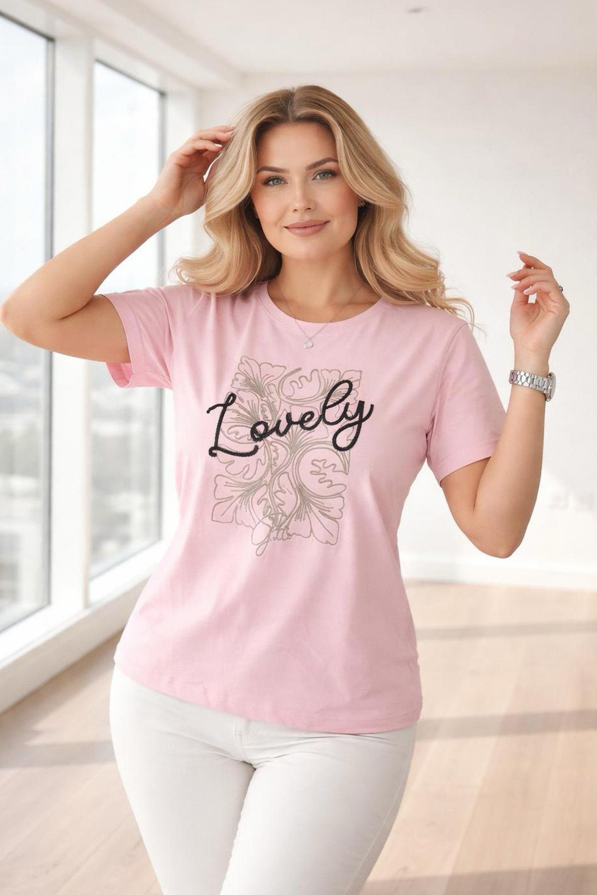 Bisiklet Yaka Glided Love Büyük Beden TişörtBisiklet Yaka Glided Love Büyük Beden Tişört – Büyük Beden Kadın Pamuklu Üst | İstangül ButikTişörtİSTANGÜL BUTİK